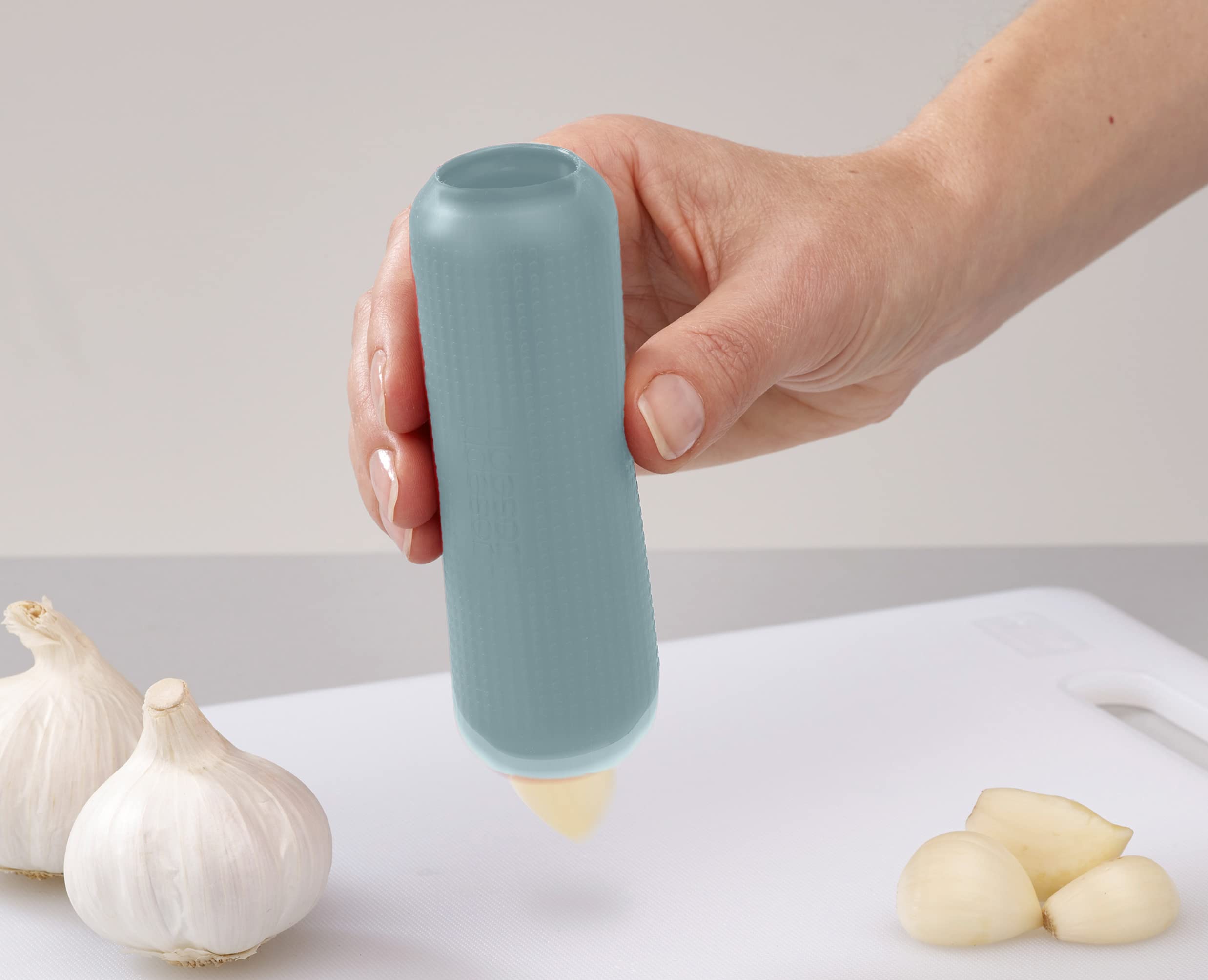 joseph-joseph-duo-plucheur-d-ail-en-silicone-rouleau-sans-odeur-opale image 4
