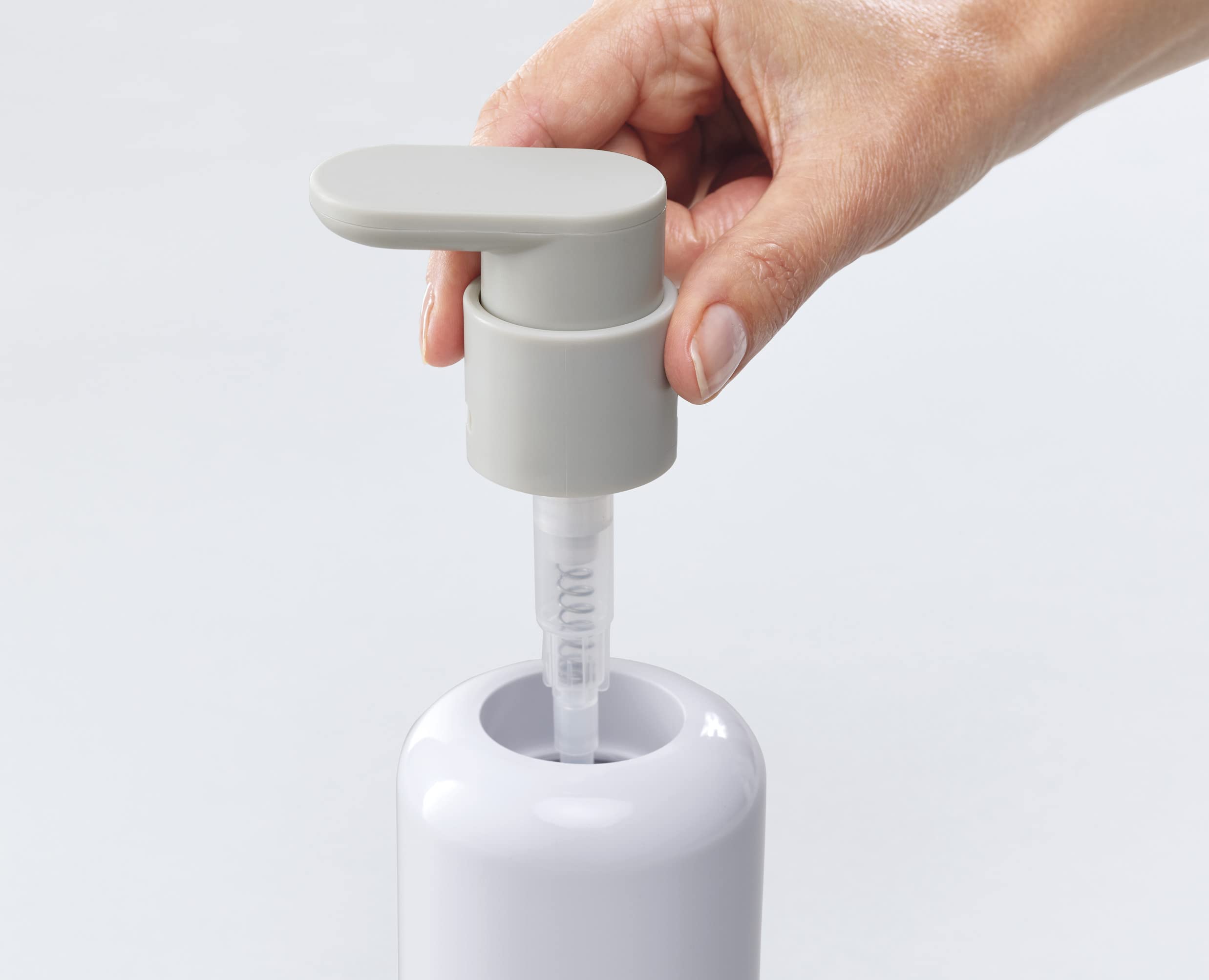 joseph-joseph-duo-pompe-distributeur-de-savon-rechargeable-300-ml-pompe-pression image 5