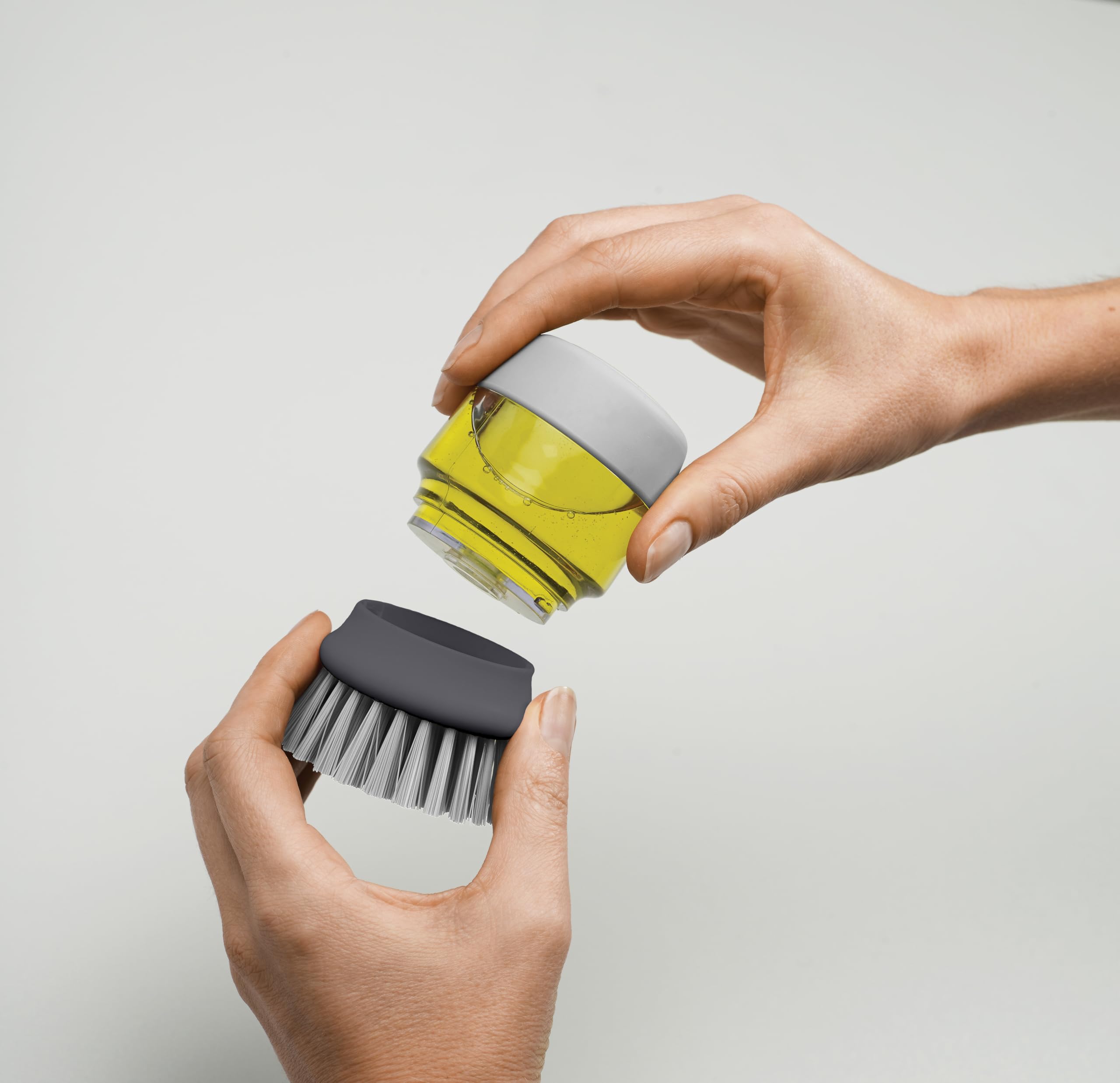 joseph-joseph-palm-scrub-brosse-vaisselle-avec-r-servoir-liquide-vaisselle-doseu image 4