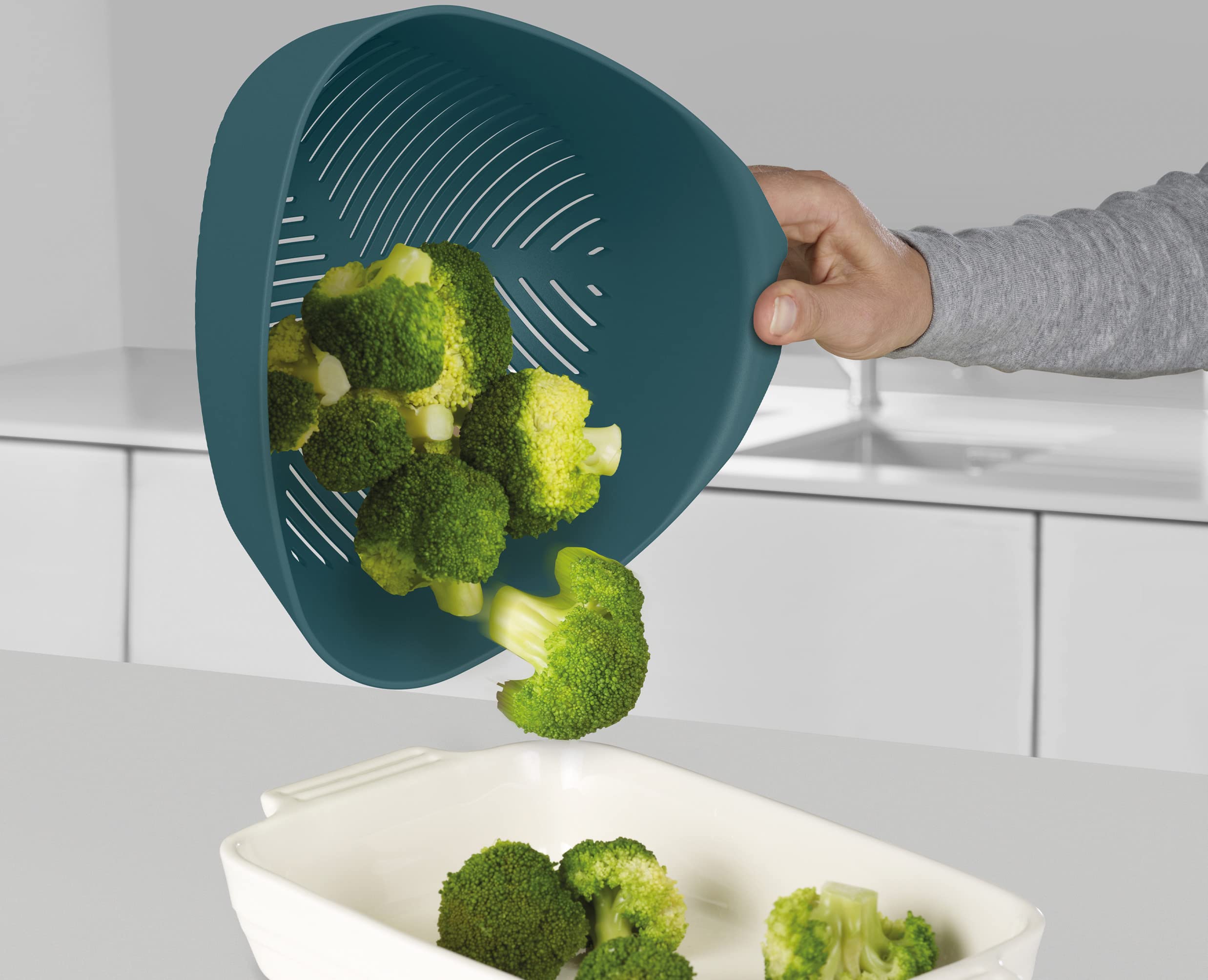joseph-joseph-duo-triangular-colander-passoire-triangulaire-avec-poign-e-vertica image 3