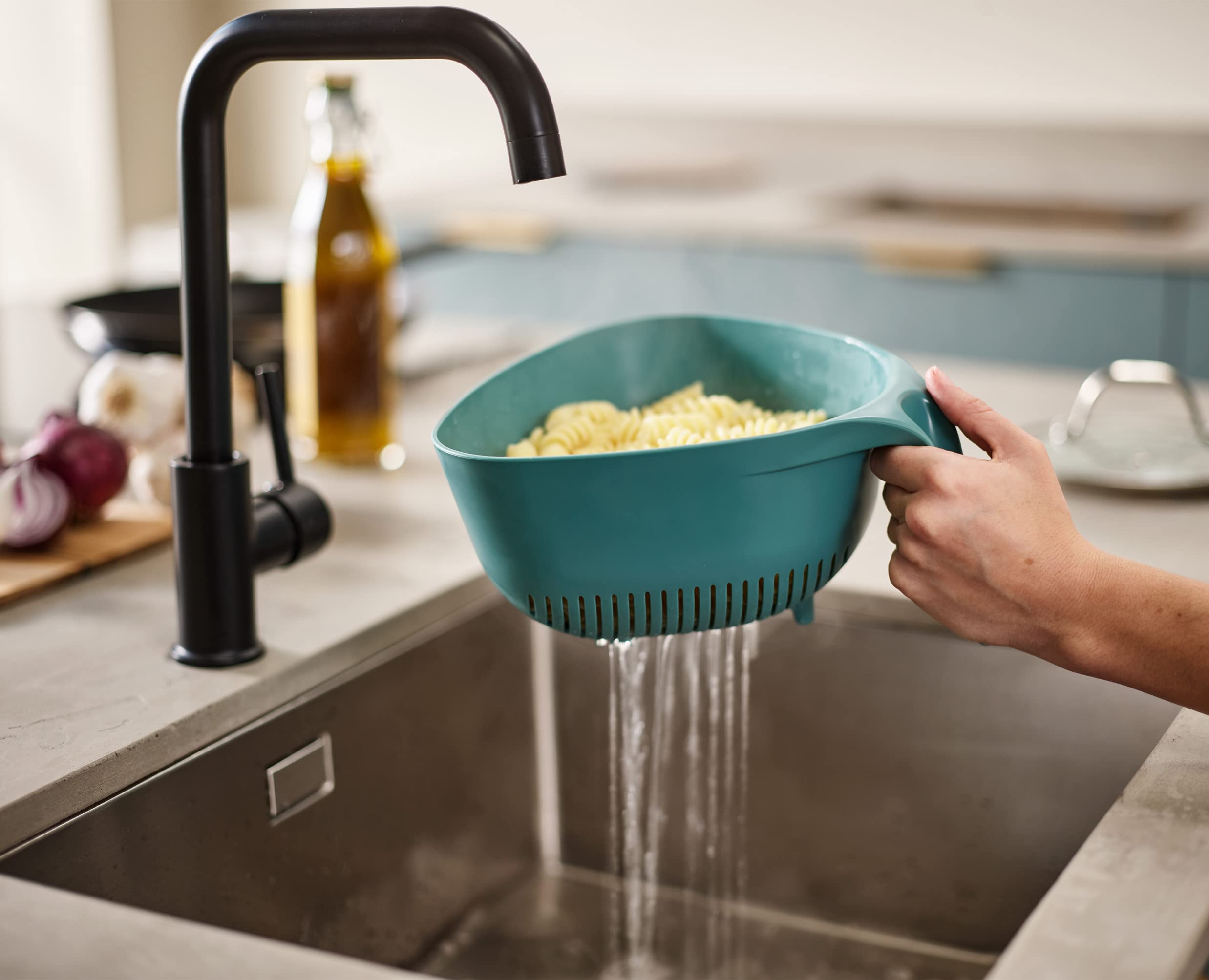 joseph-joseph-duo-triangular-colander-passoire-triangulaire-avec-poign-e-vertica image 5