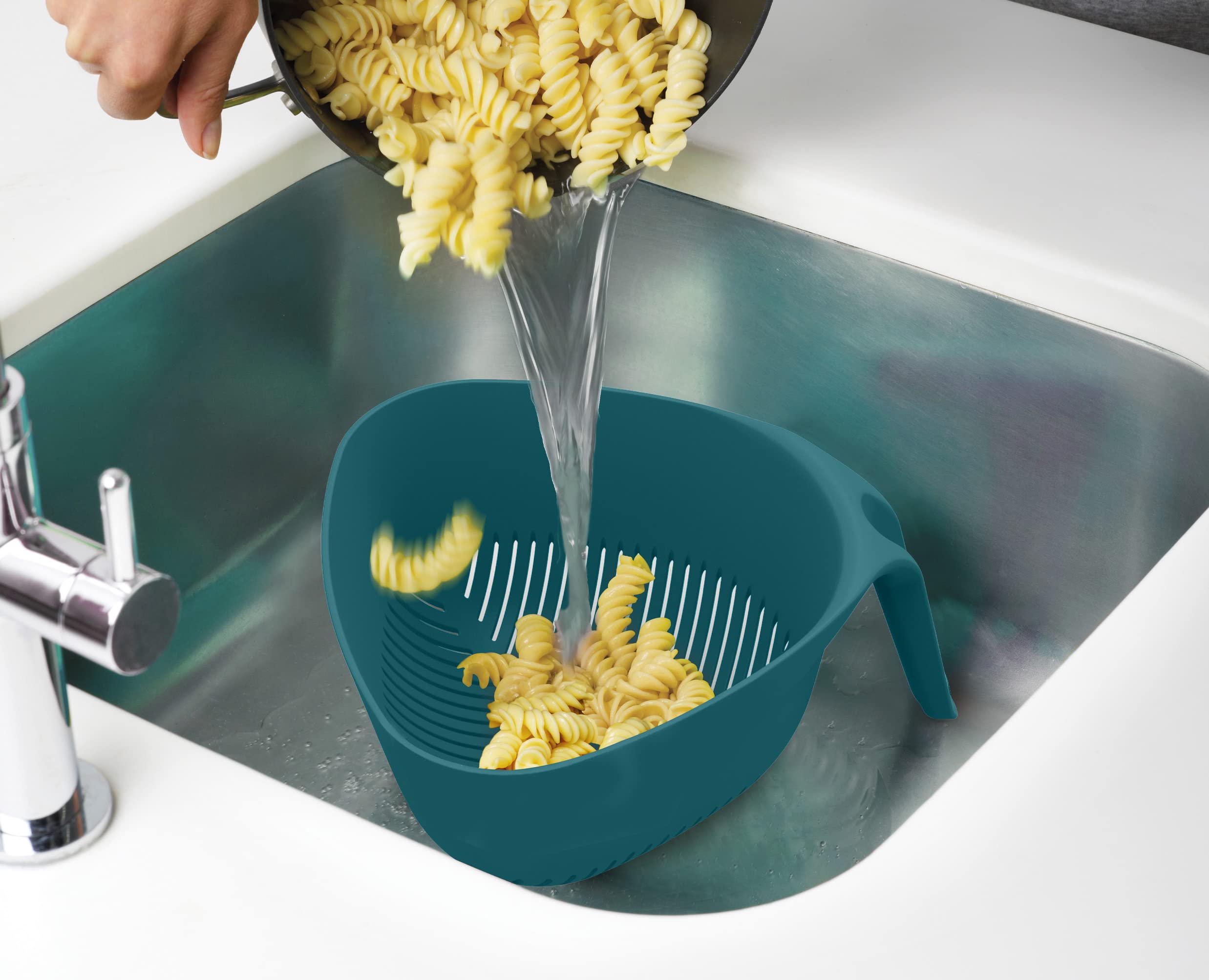joseph-joseph-duo-triangular-colander-passoire-triangulaire-avec-poign-e-vertica image 4