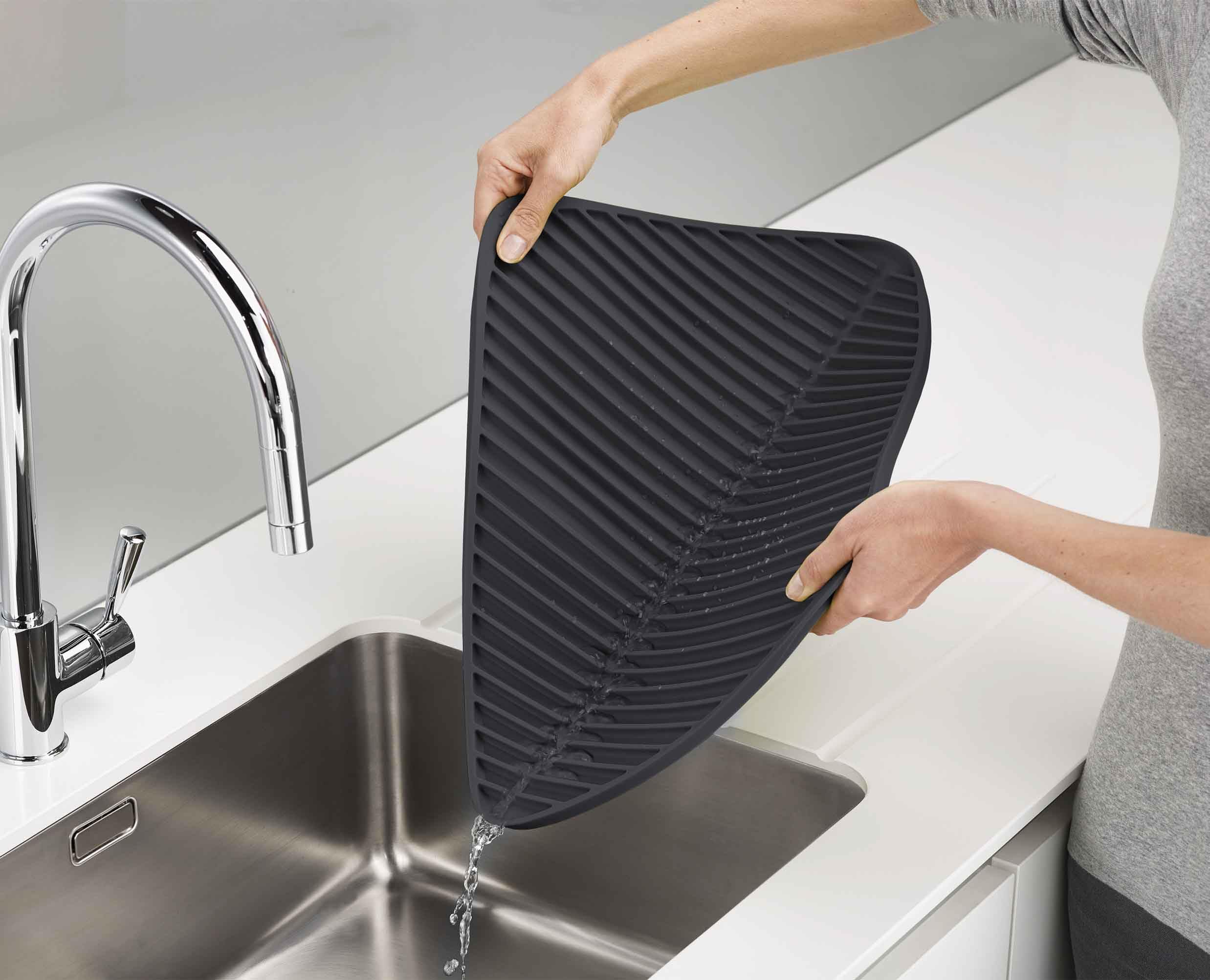 joseph-joseph-flume-tapis-d-gouttage-pliable-surface-caoutchouc-souple-avec-cana image 3