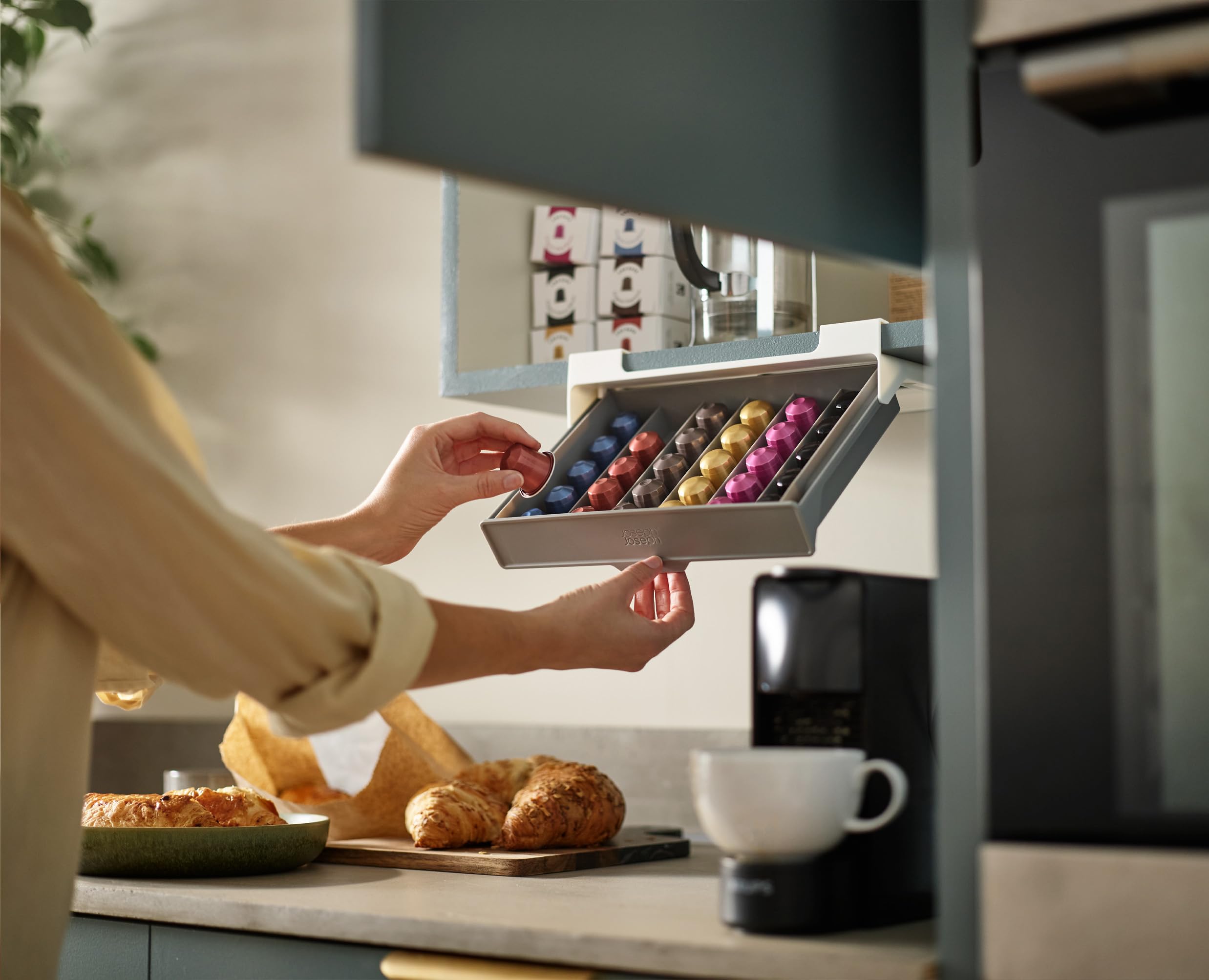 joseph-joseph-cupboardstore-tiroir-dosettes-sous-tag-re-30-capsules-nespresso-or image 2