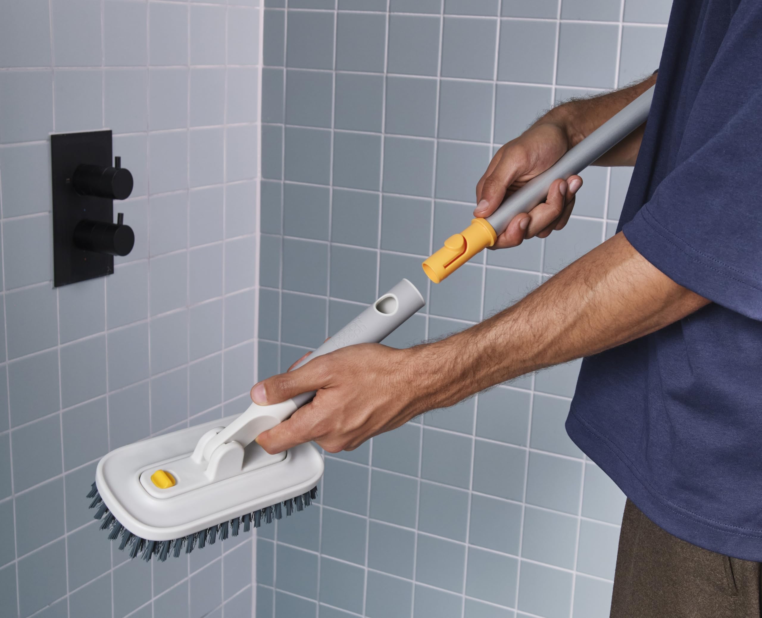joseph-joseph-cleantech-mop-spray-2-en-1-avec-pad-microfibre-lavable-et-r-servoi image 3